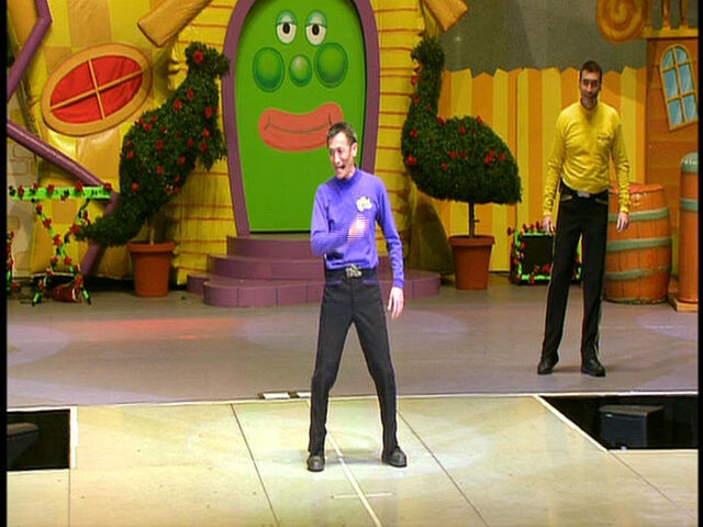 File:Hoop-Dee-Doo-USALivePrologue.jpg