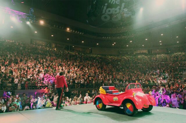 File:TheBigRedCarinChristmasCelebrationTour!.jpg