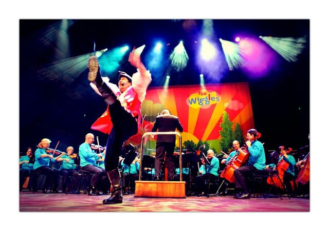 File:CaptainFeatherswordDancinginTheMelbourneSymphonyOrchestra.jpg