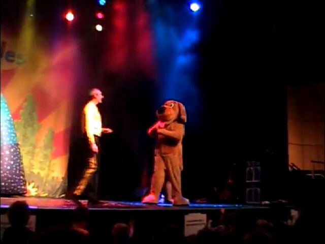 File:WagsTheDog,HeLikesToTango-2012LivePrologue.jpg
