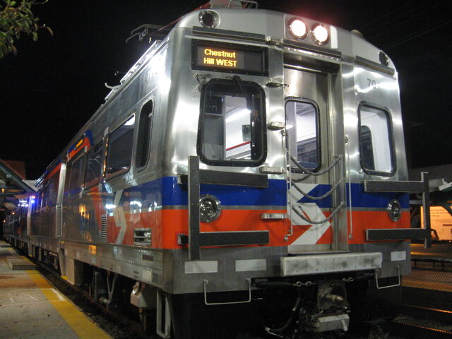 File:SilverlinerVChestnutHillWest.jpg