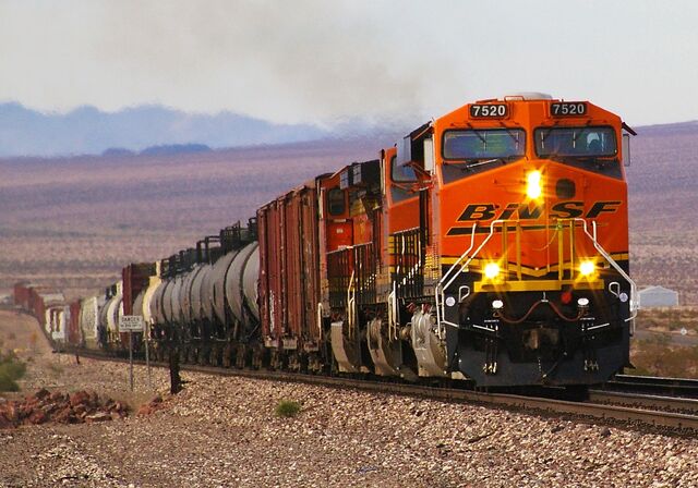 File:BNSF 7520 GE ES44DC in Mojave Desert.jpg