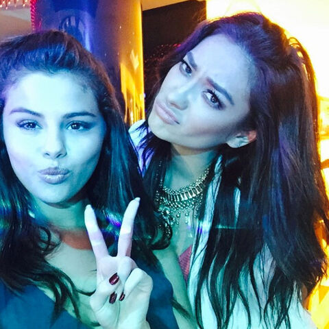 File:Sloane and Sienna selfie.jpg