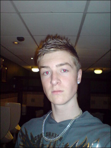 File:Ryan pose on toi.jpg