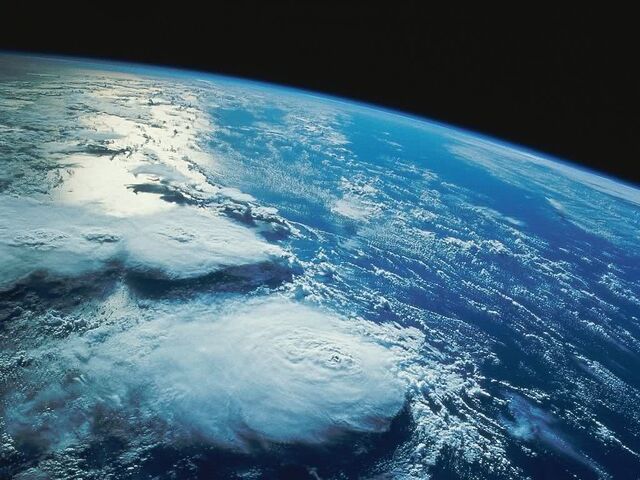 Archivo:Tierra vista desde el espacio atmsofera.jpg