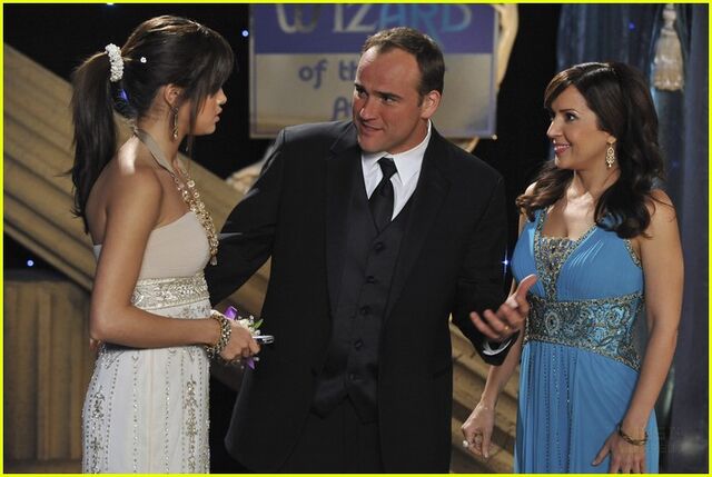 File:Selena-gomez-gregg-sulkin-corsage-02.jpg