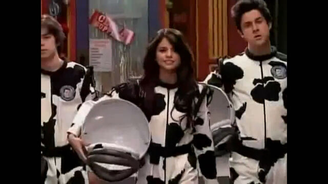 File:Wizards Vs. Asteroids - Disney Channel's Sizzlin' Summer(1080p H.264-AAC).mp4 snapshot 00.04 -2011.06.03 19.38.41-.jpg