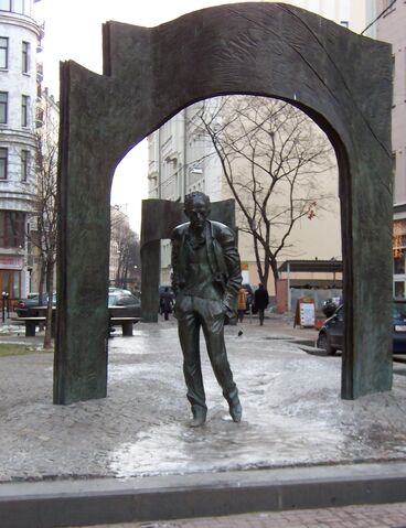 Файл:Arbat-BulatOkudzhava-Monument.jpg