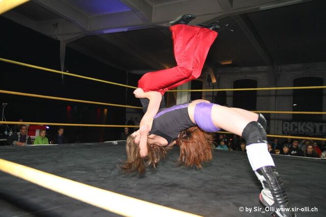 Archivo:Britani Knight suplex on Amy Cooper.jpg