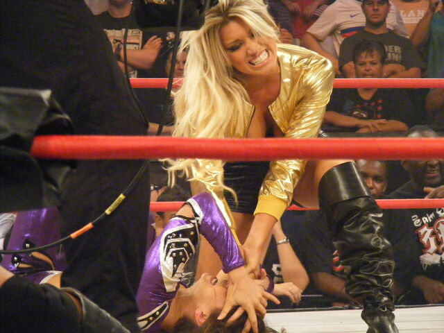 Archivo:Lacy Von Erich by KnightNephrite.jpg
