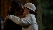 3x22 Gold Belle kiss.png