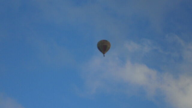 File:Hot air ballon on this picture withblue skys on hot sunny day.jpg