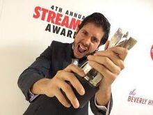 Jorge con el premio.jpg