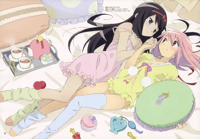 File:HomuMadoholdinghands.jpeg