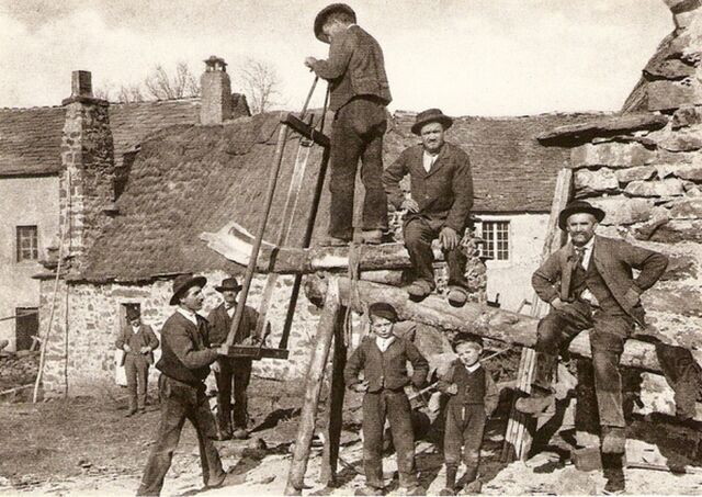 Fichier:Scieurs de long vers 1900.jpg