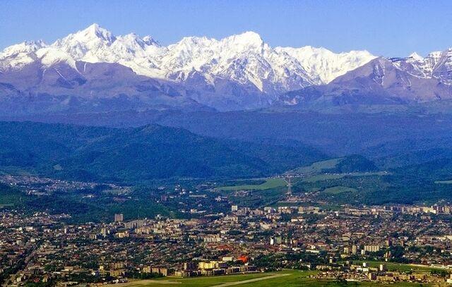 Fichier:Caucasus-mountains-nalchik-capital-city-kabardino-balkaria-2.jpg