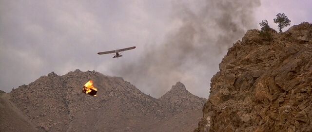 Файл:Licence to Kill - Perez and Braun fall to their deaths.jpg