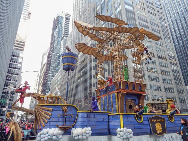 File:Nyc-parade-cirque-1024x768.jpg
